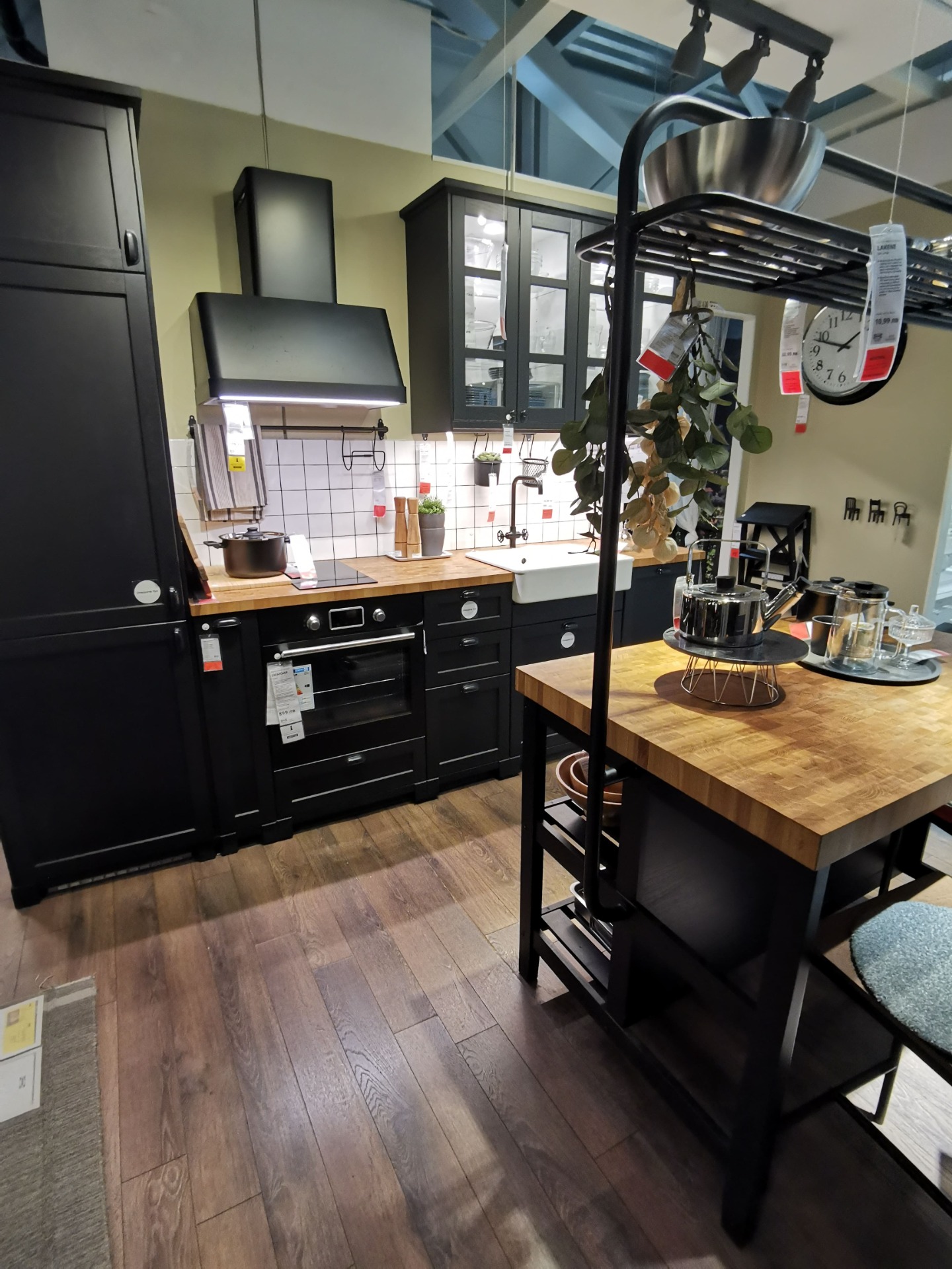 Black Kitchen Pros and Cons